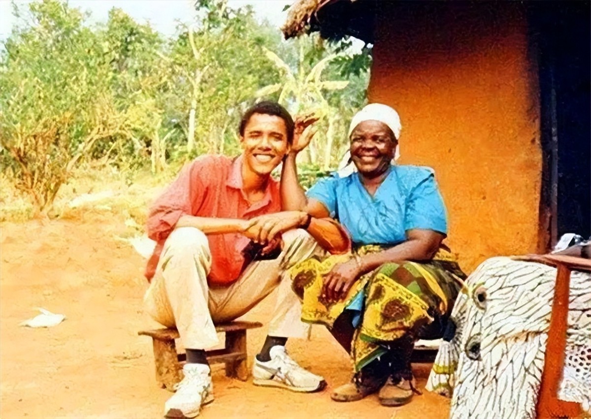 奥巴马第一次回非洲老家：帮祖母扛大米，和兄弟坐在田里喝酒