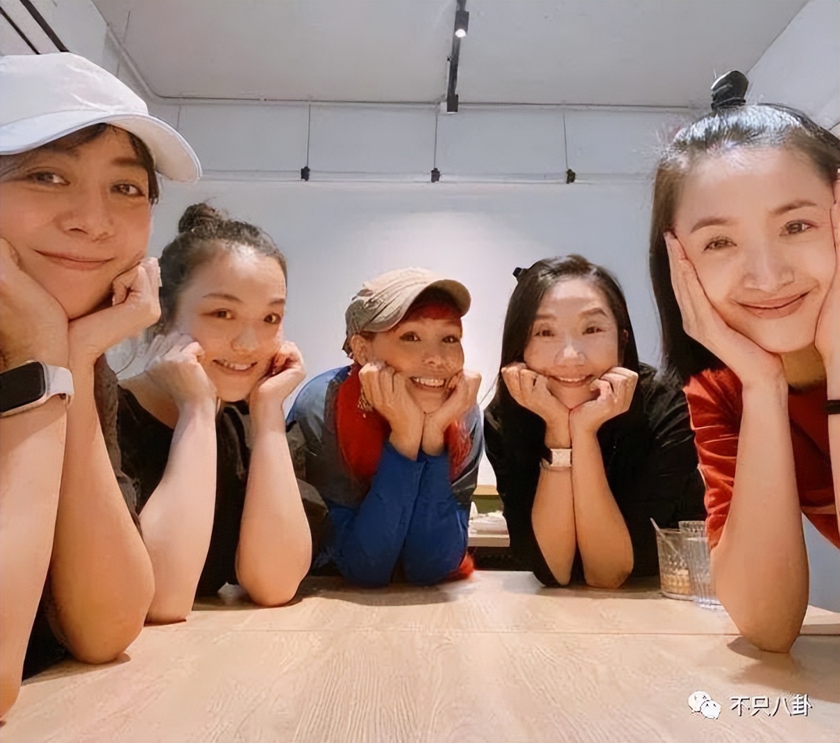 以前因为爱情现在因为钱,当初因为钱在一起后来变成了爱