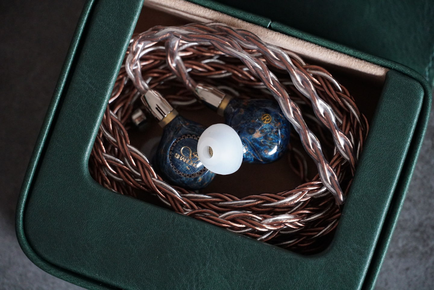 就像是送到宫里的耳机，仅3000元出头，靛蓝色木制入耳式动圈杰作