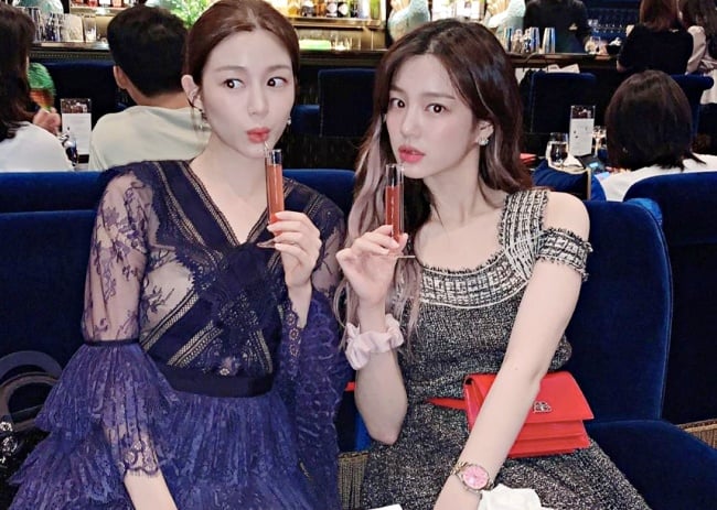 郑秀妍郑秀晶姐妹同台亲密,郑秀妍张俪cp