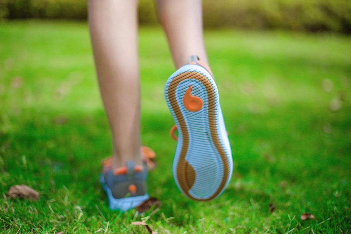 休闲跑步鞋夏季透气,秋季商务透气休闲鞋推荐