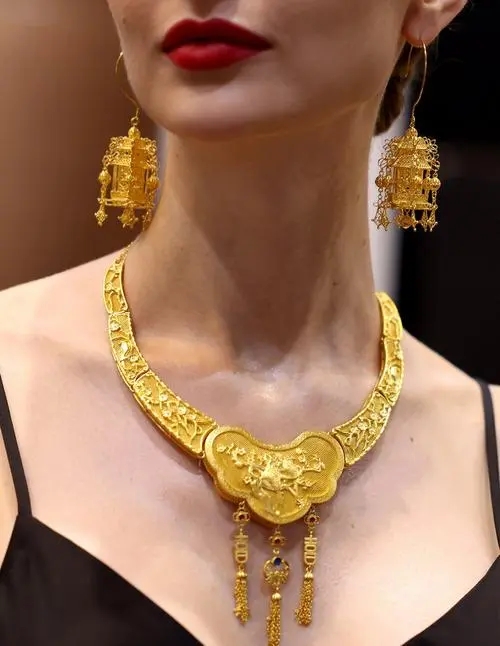 黄金价格大跌该买还是卖,乌克兰黄金价格大涨