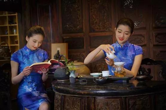 95后空姐夜市摆摊卖奶茶,95后空姐辞职夜市摆摊卖咖啡奶茶