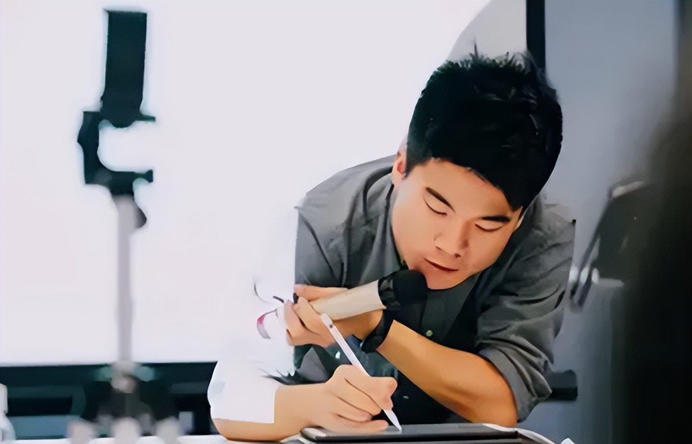 董宇辉深夜直播吸粉无数,董宇辉一场直播粉丝增了上百万