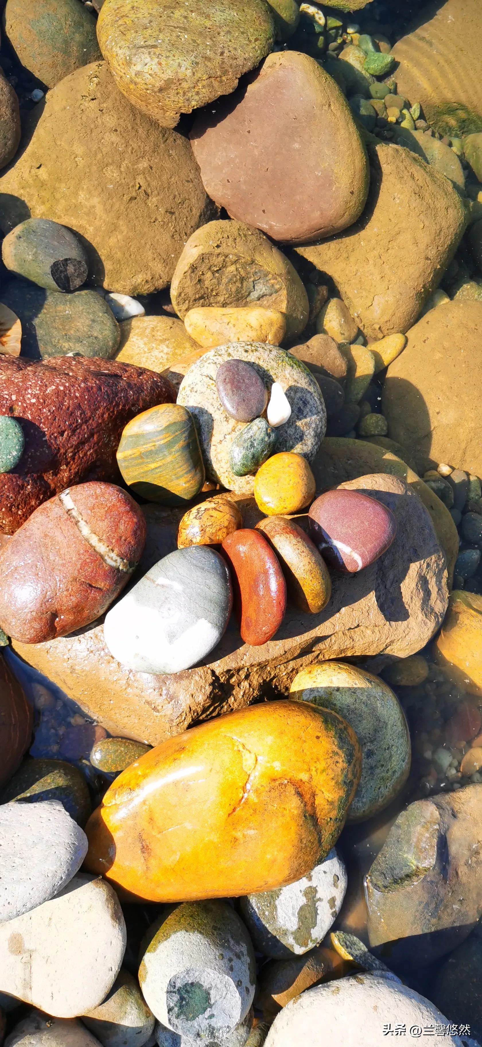 思茅港奇石,棋子湾的彩色石头