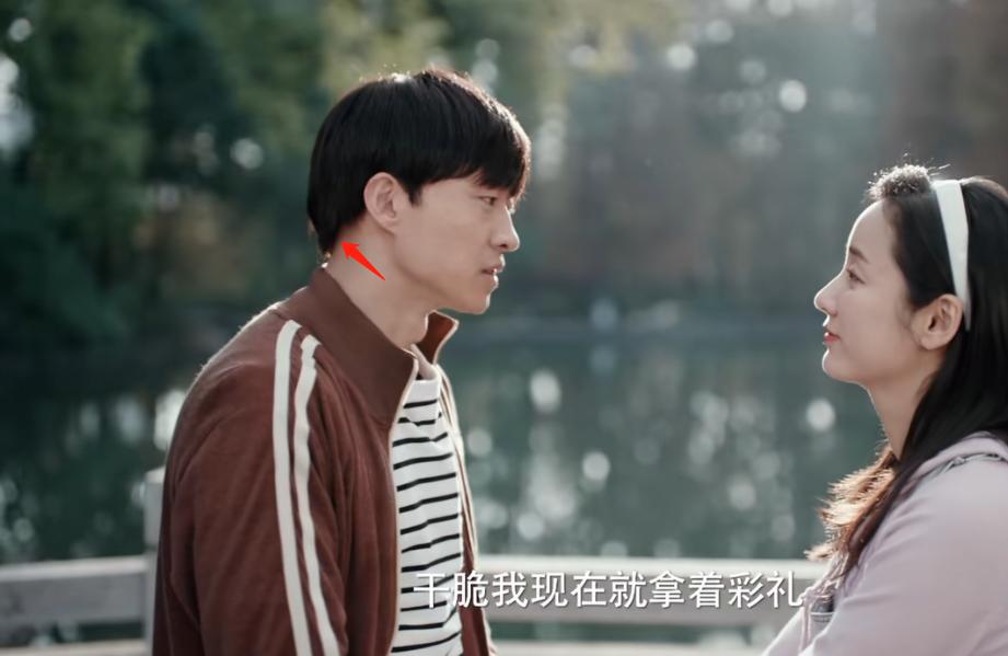 用假发遮住额头就是少男？37岁唐曾演大学生，满脸褶子太辣目