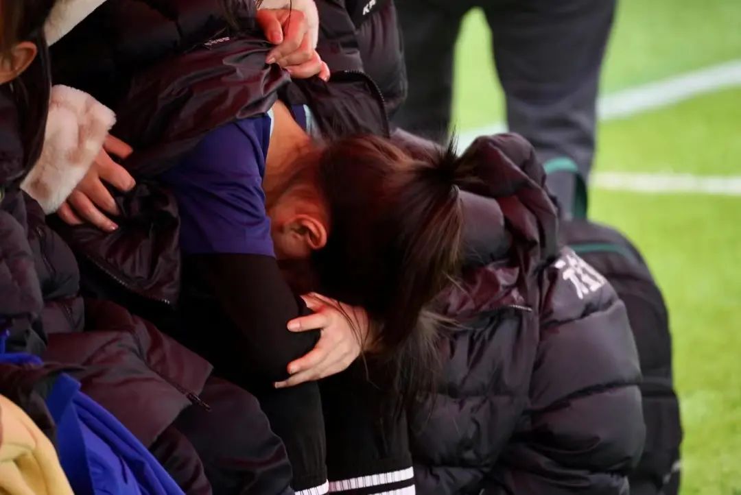 一个胖子辅导女孩,一个胖子教打球