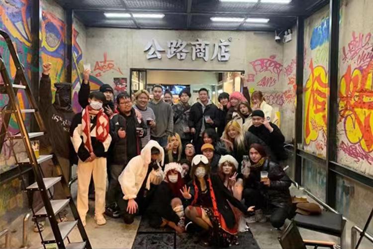 30+家“大V品牌”冲向线下抢开首店，商场们该招谁？