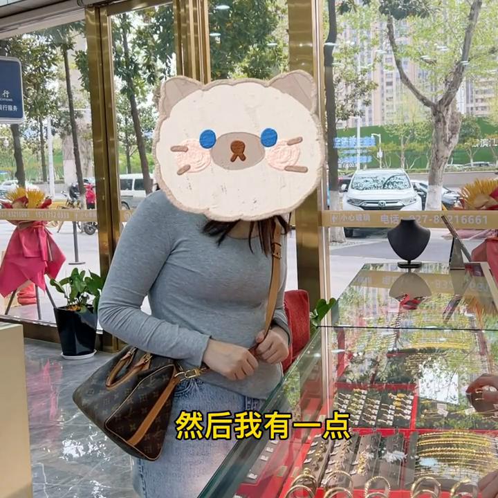 美女的闺蜜在我们家买了项链，美女又在我们家定了个大克重...