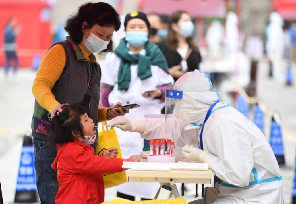 “我才18岁，你们想干什么啊？”女孩质问方舱工作人员，后续来了