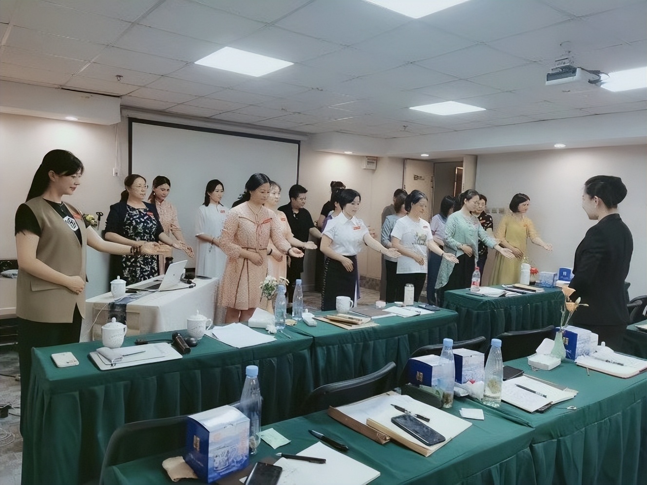 张坤（Queen）老师商务礼仪专家