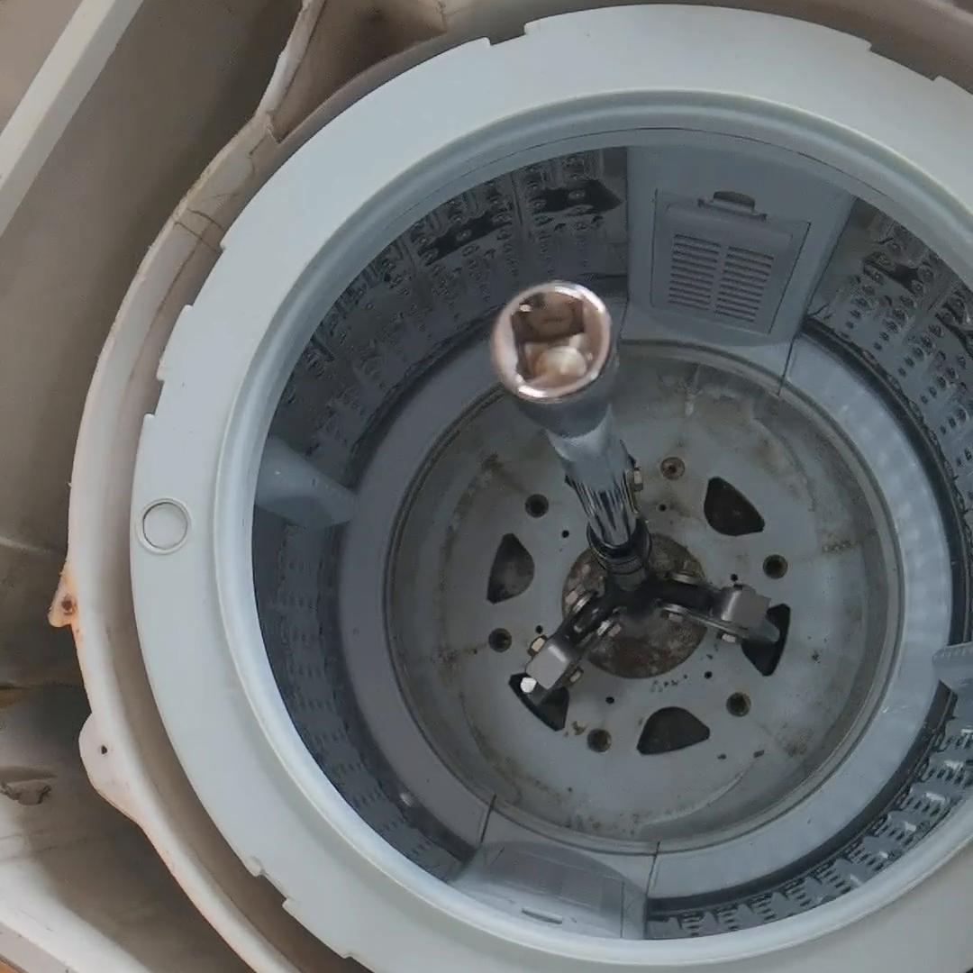 用户送了一台不用的洗衣机给我，我就把它清洗下，洗洗袜子...
