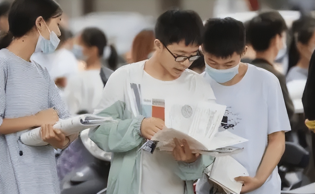 大学生暑假涌向工厂流水线，月入五六千，目标就是赚出一台iPad