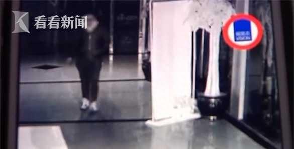 男子与女友酒店开房被*窥偷**在墙壁上发现一个洞