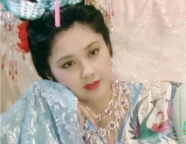 瓜子脸高鼻梁大眼睛尖下巴,介于鹅蛋脸和瓜子脸的脸型