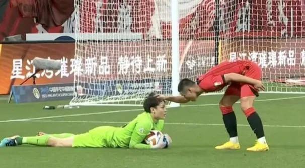 武磊摸头杀原视频,武磊的摸头杀