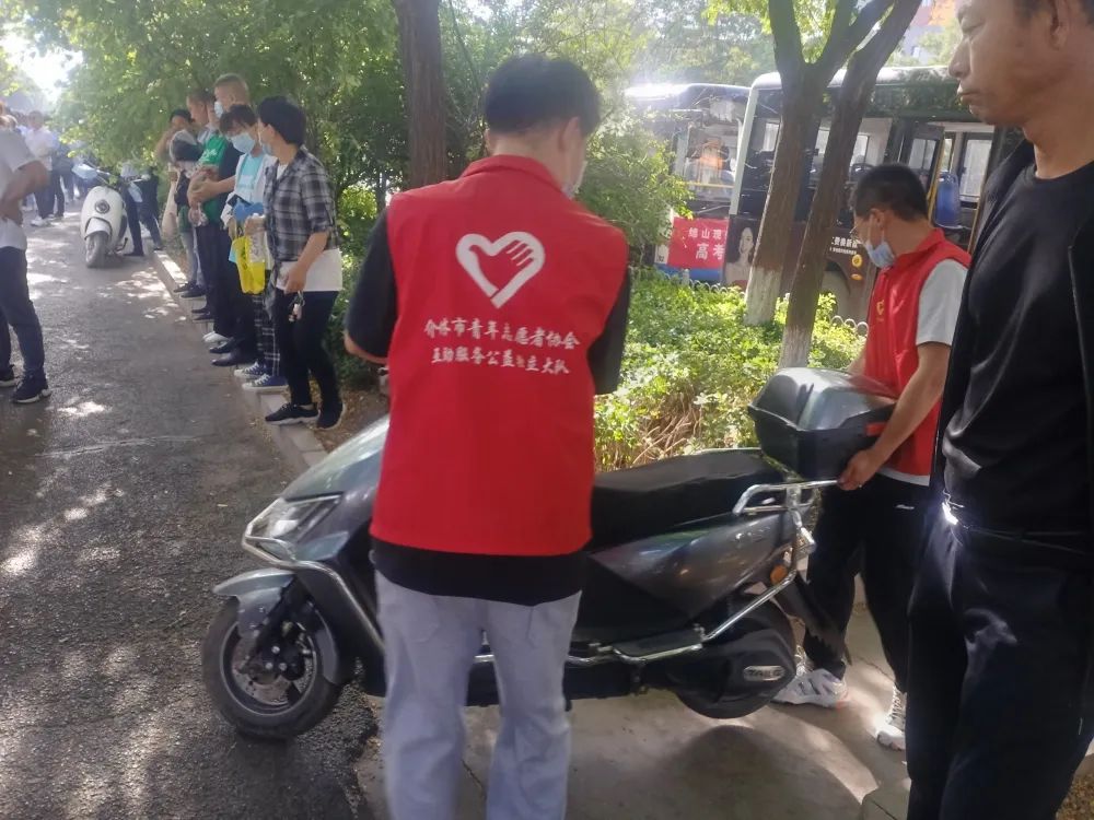 介休青志协红马甲为你护航，愿你旗开得胜，未来闪闪发光