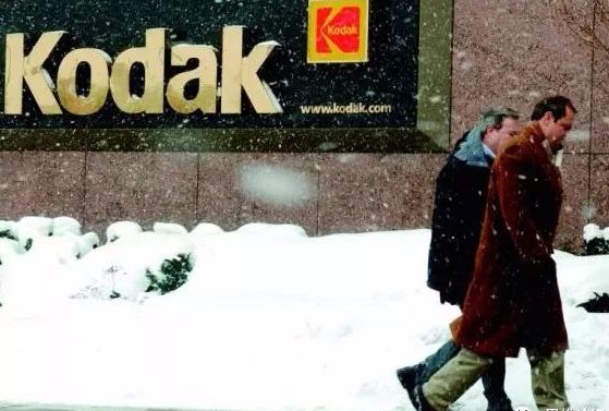 大润发创始人挥泪离场说明了什么,大润发赢了所有对手却输给了时代