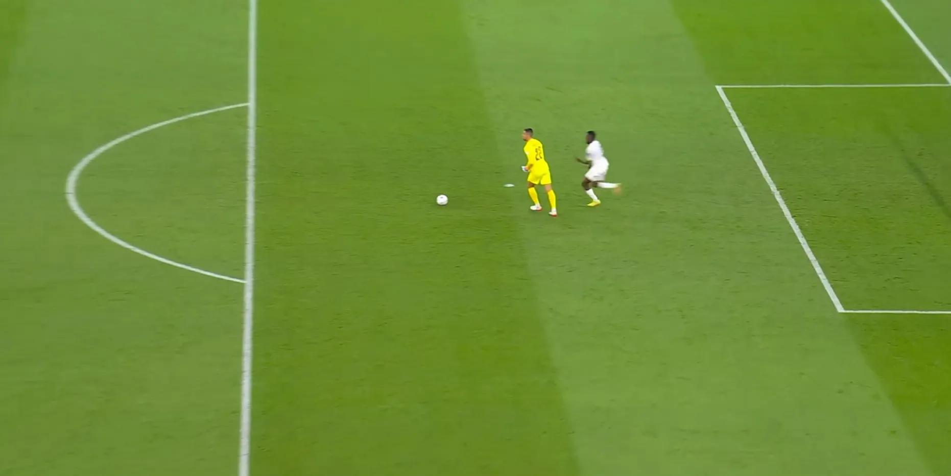 比赛中的意想不到的瞬间,c罗身体对抗顶翻对手表情亮了