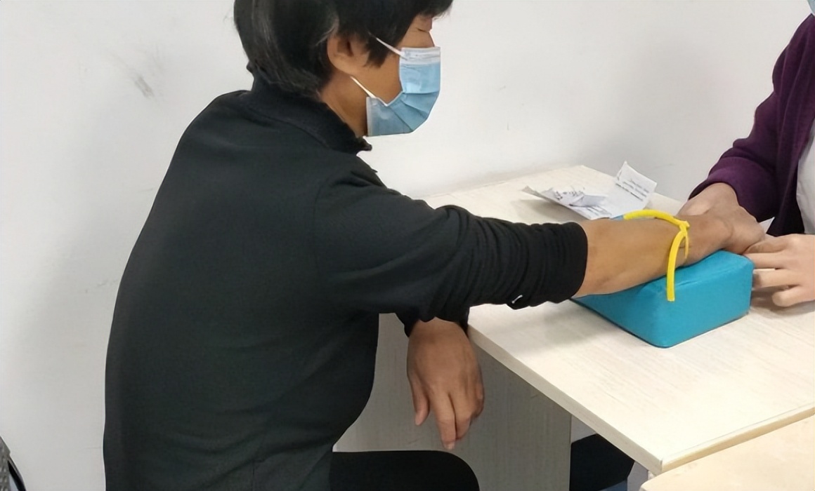 为什么外阴有一根白毛,女的外阴有好多白毛怎么治疗