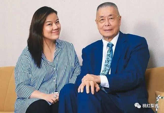 有钱人的名利场：甘比为什么要巴结82岁的他？