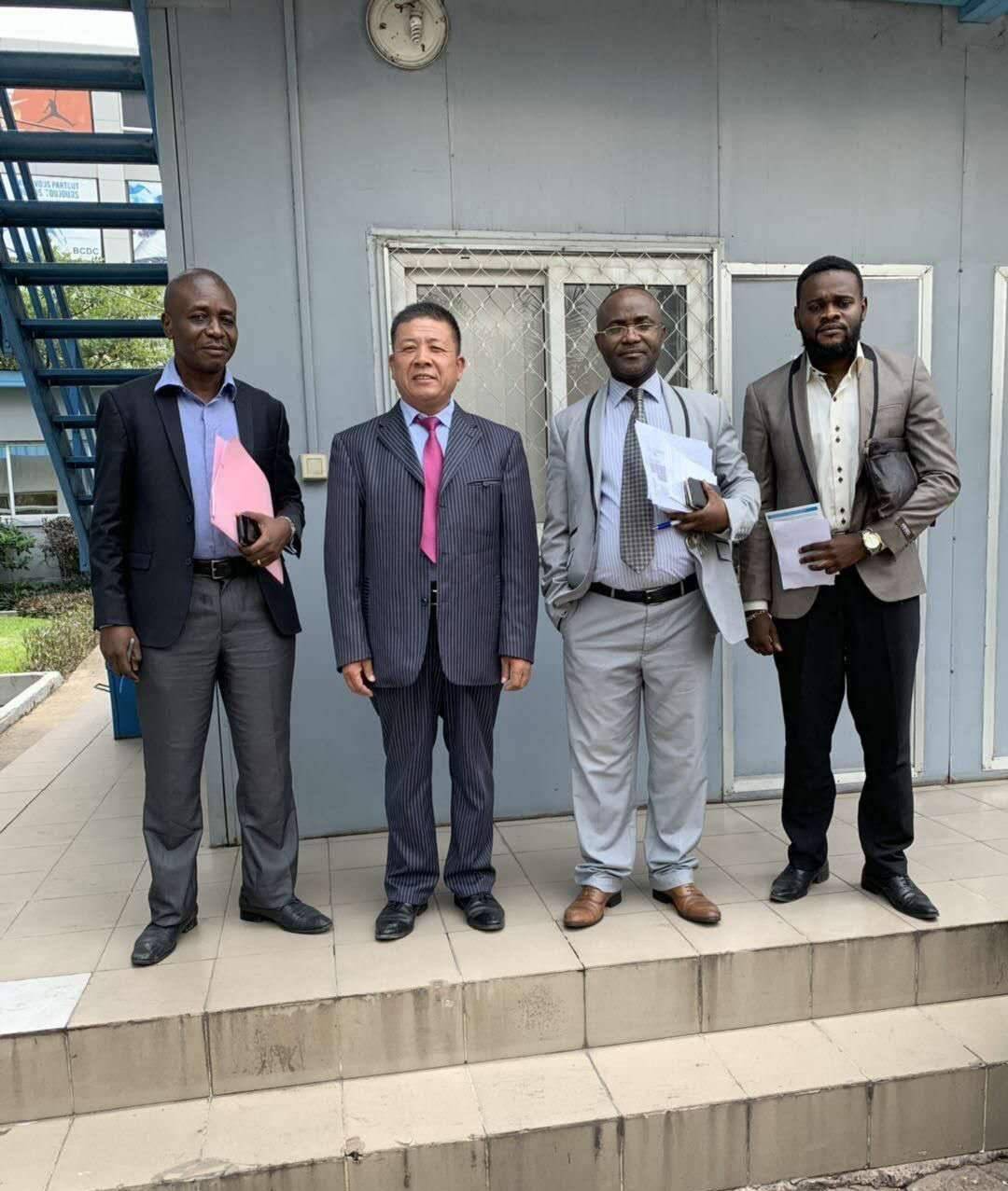 刚果金低收入穿奢侈品的男人,刚果金不吃饭也要穿西装