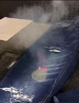 今日动图：前不久交了一位女朋友，昨天晚上约会时忍不住吻了她