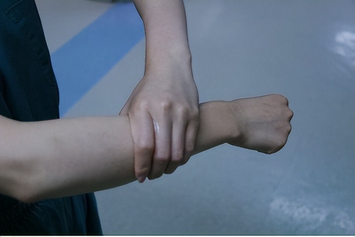 桡骨远端骨折的护理方法,手腕桡骨远端骨折后的恢复过程