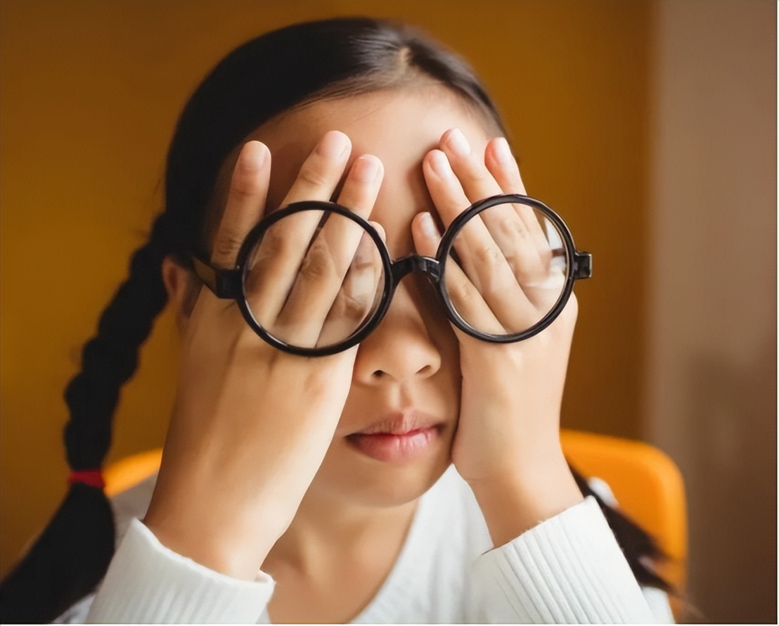 眼睛里进脏东西了用什么眼药水,眼睛进了脏东西可以一直揉吗