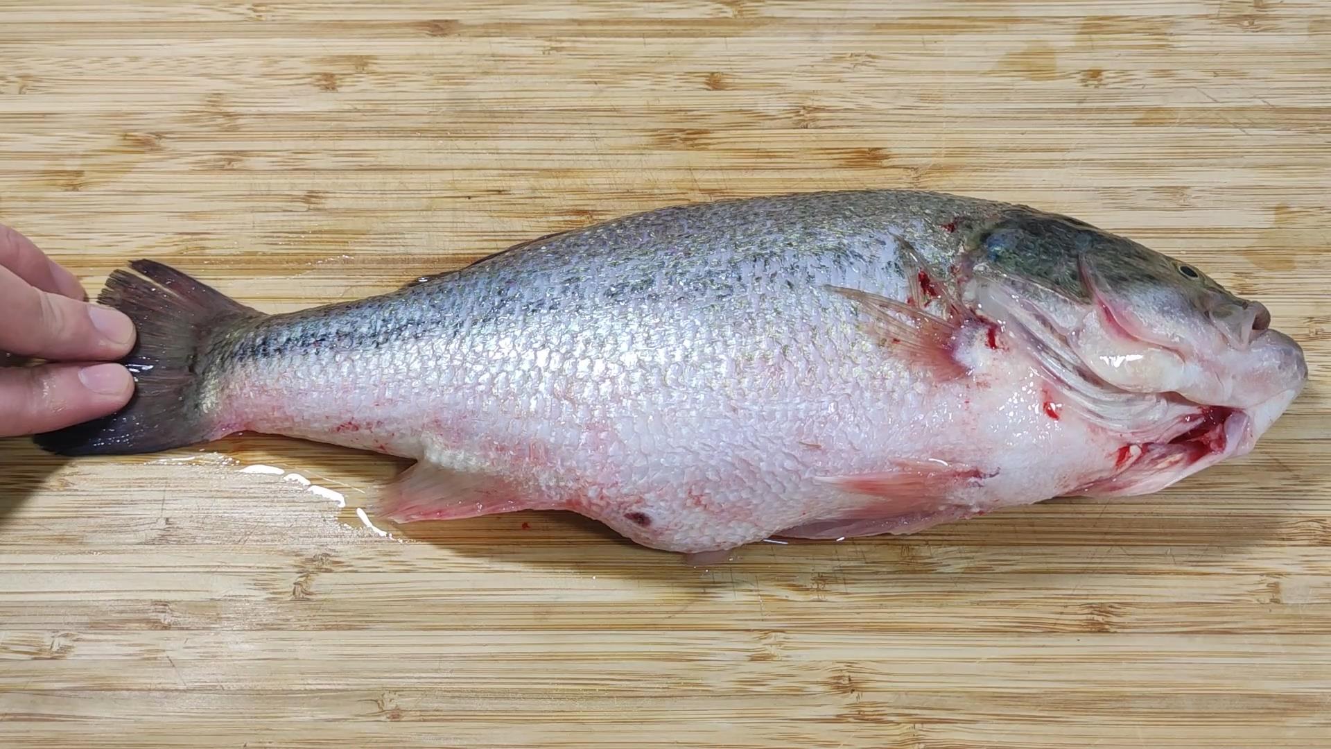 清蒸鲈鱼之前需如何处理一下,清蒸鲈鱼好吃的秘诀