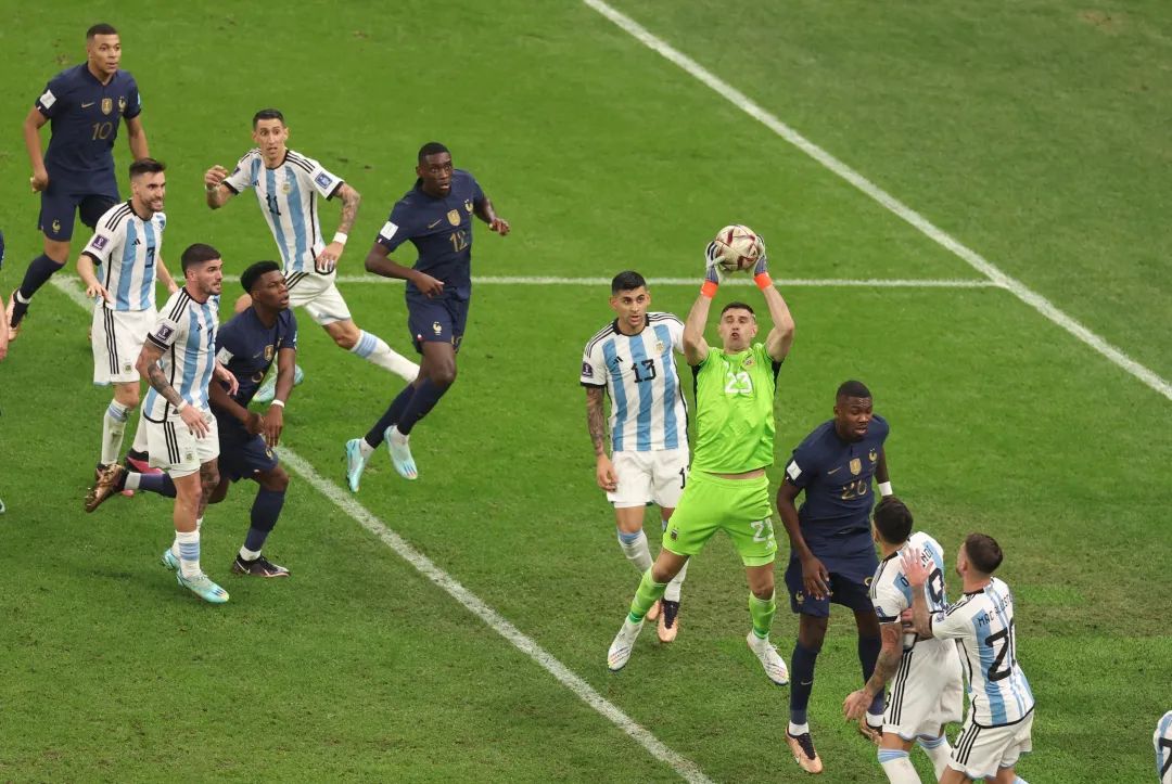 梅西与大力神杯擦肩而过,梅西背后的阿根廷