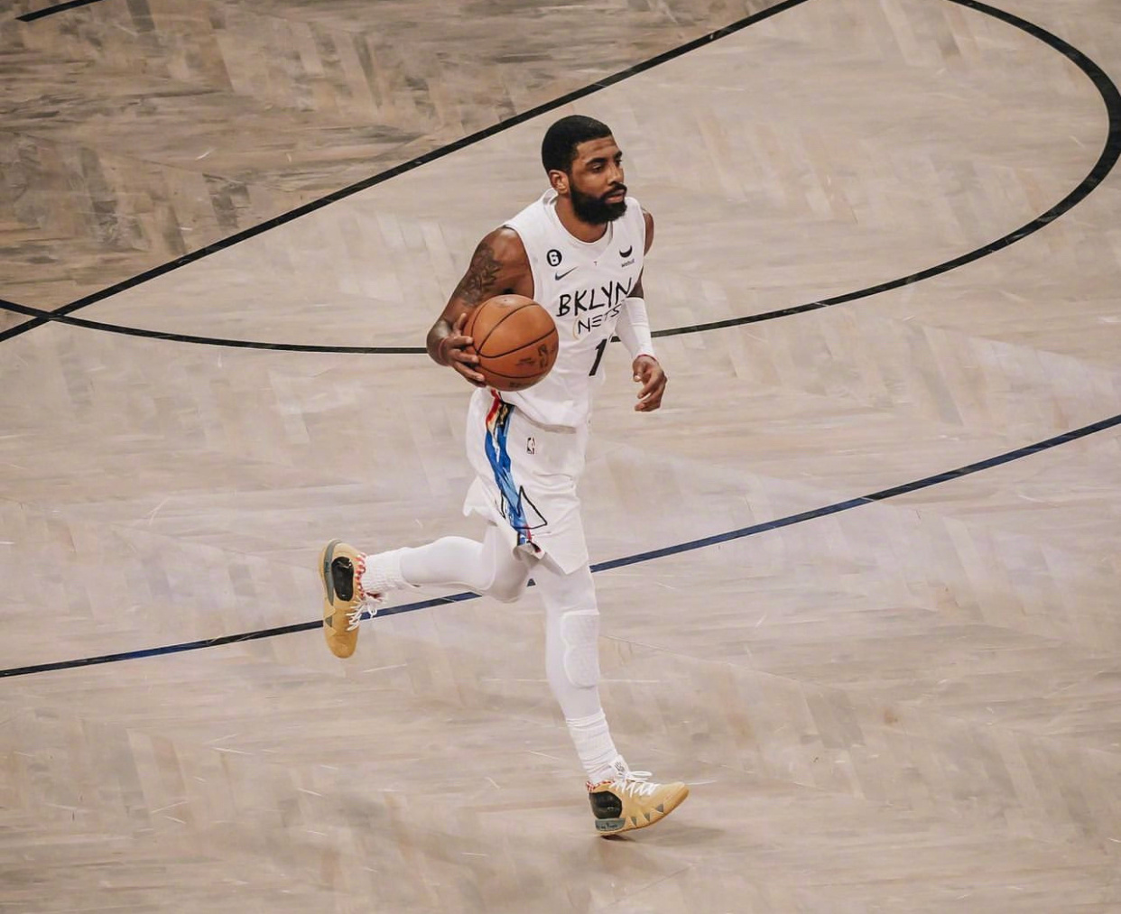 NBA球员上脚：欧文穿天价Kyrie4，中国球鞋太帅了