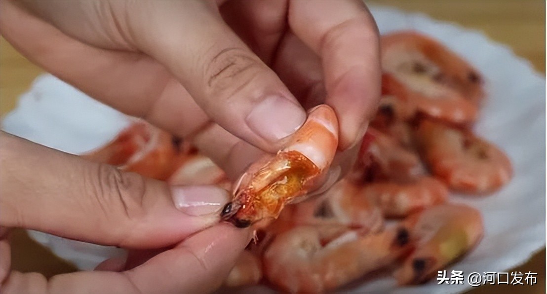 为什么虾头蓝色不能吃,虾头到底是黄还是屎