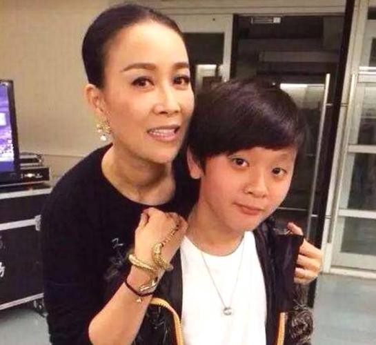 那英儿子高兴：被父亲抛弃留下阴影，母亲再婚后继父治愈他的半生