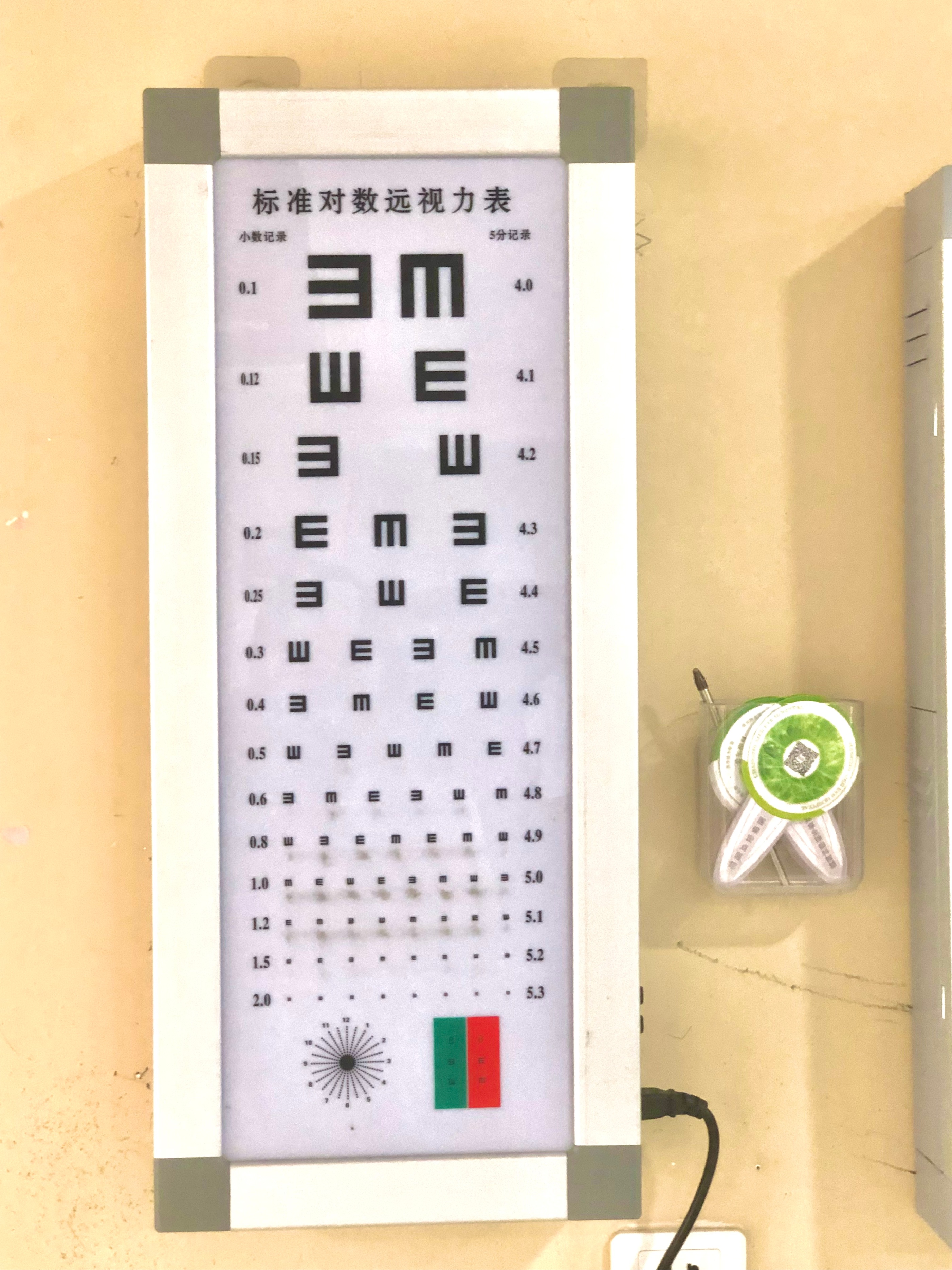 配镜店里配眼镜时镜片如何选择,验光配眼镜如何选镜片