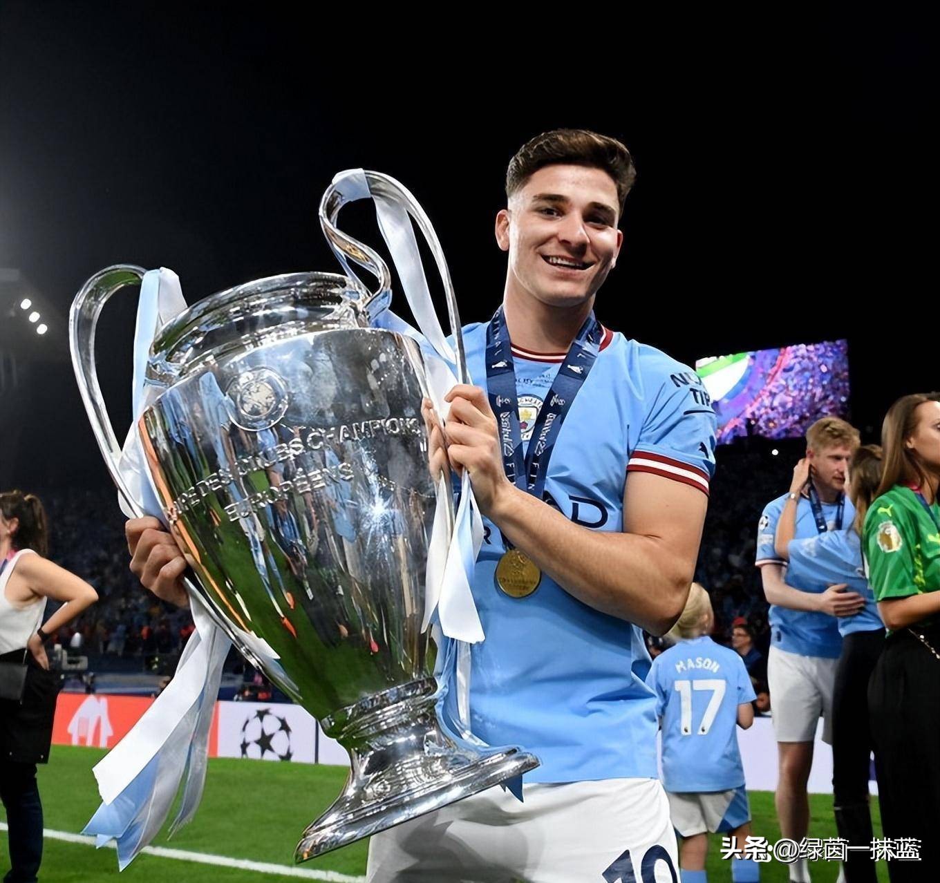 凯恩无冠阿尔瓦雷斯,阿尔瓦雷斯拿到三冠王