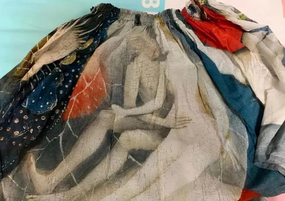 “毒教材”之后，“邪典”暗黑模式渗入服装业，江南布衣宣传不轨