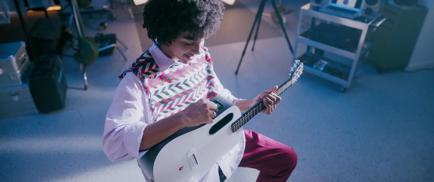 智能吉他推荐1000元左右,同等价位买静音吉他还是智能吉他