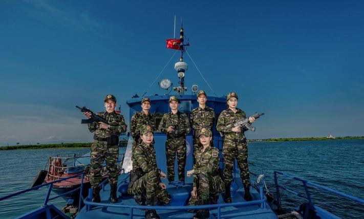 美女帅哥站船上，手持国产小步枪！越南的这份自信值得我们学习