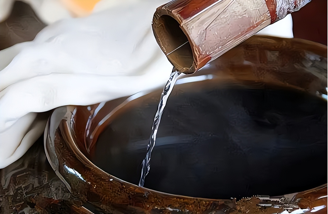 河北65岁赵大叔，收藏30斤散酒被取笑，15年后取出，众人沉默不语