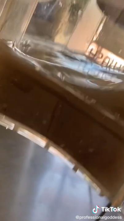 美国女子网售重口垃圾：灰尘脏水，指甲舌苔，真有人高价买？