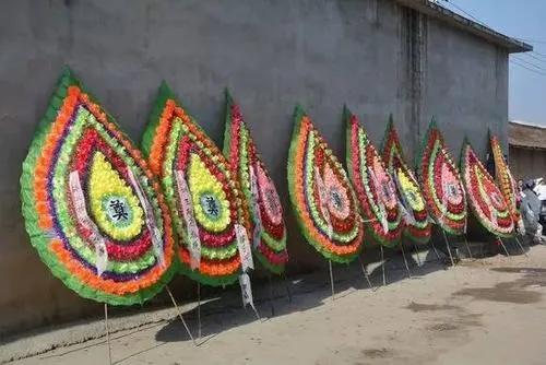 微小说：“白事”上举花圈的孩子