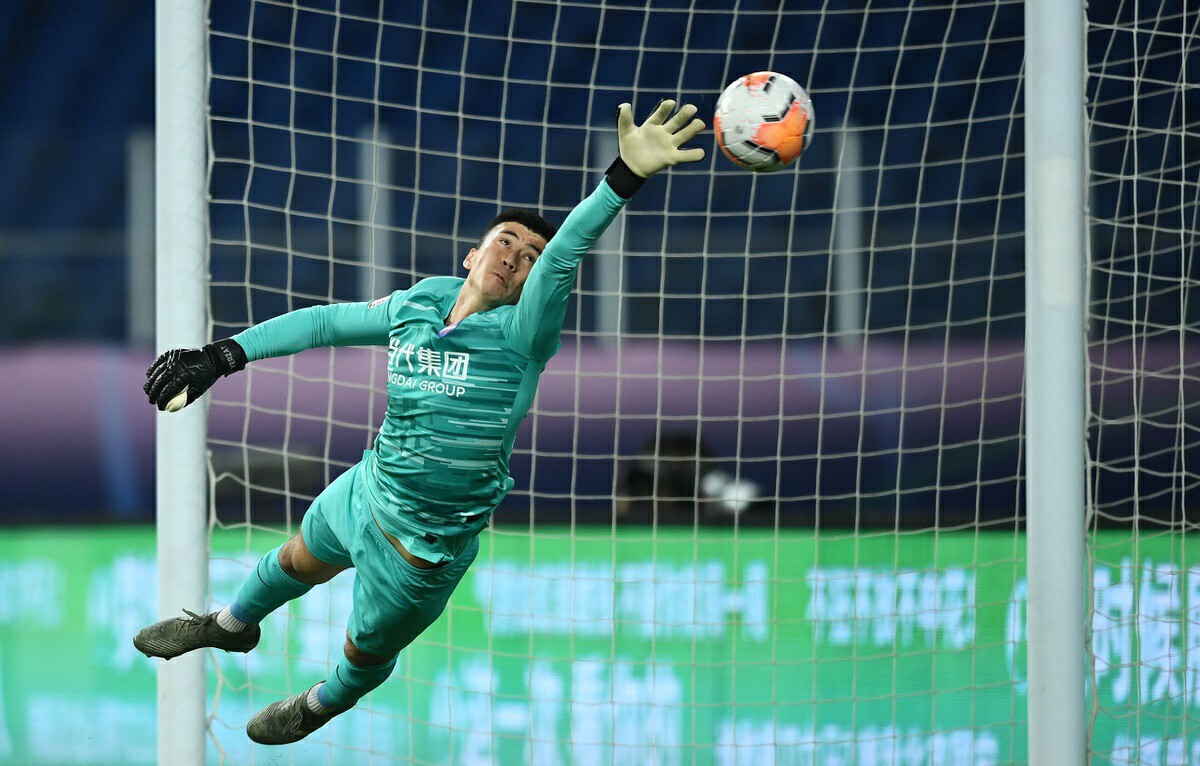 他曾留洋欧洲踢主力，如今当打之年只能踢中甲，让球迷遗憾