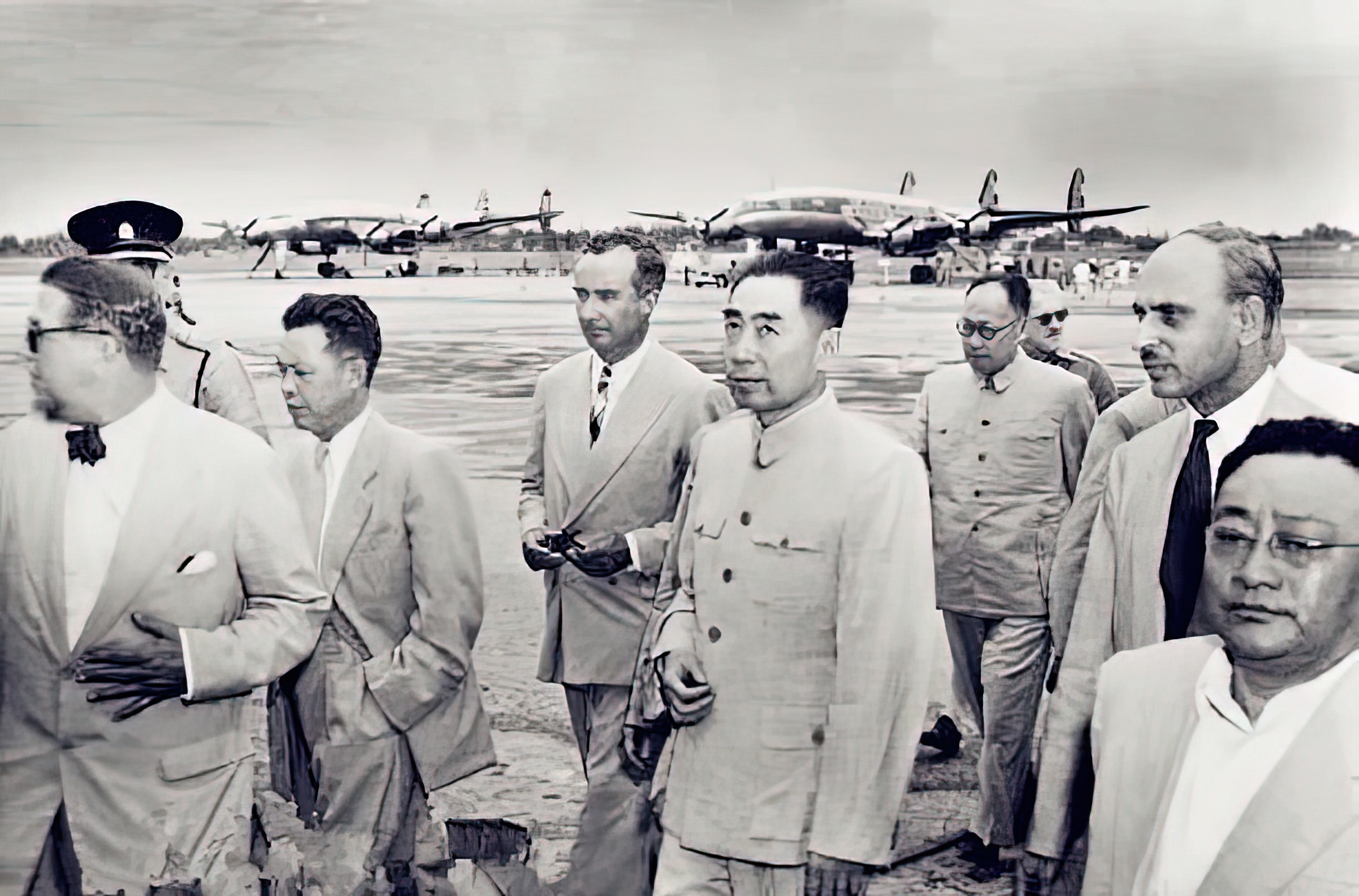 1955年，万隆会议给周总理献花的男孩是谁？后来帮了中国大忙