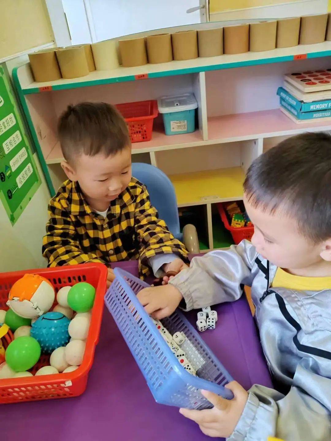 “戏”动童年，“域”见未来——诺亚舟开心果幼儿园区域活动