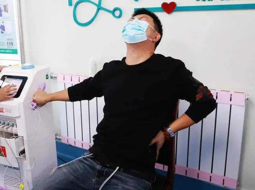 女子电击男友致小肠切除,女子被男友做电击手术