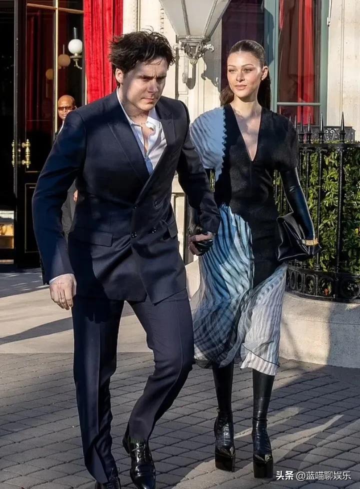 妮可拉蓝色皮裙,妮可拉布鲁克林红毯