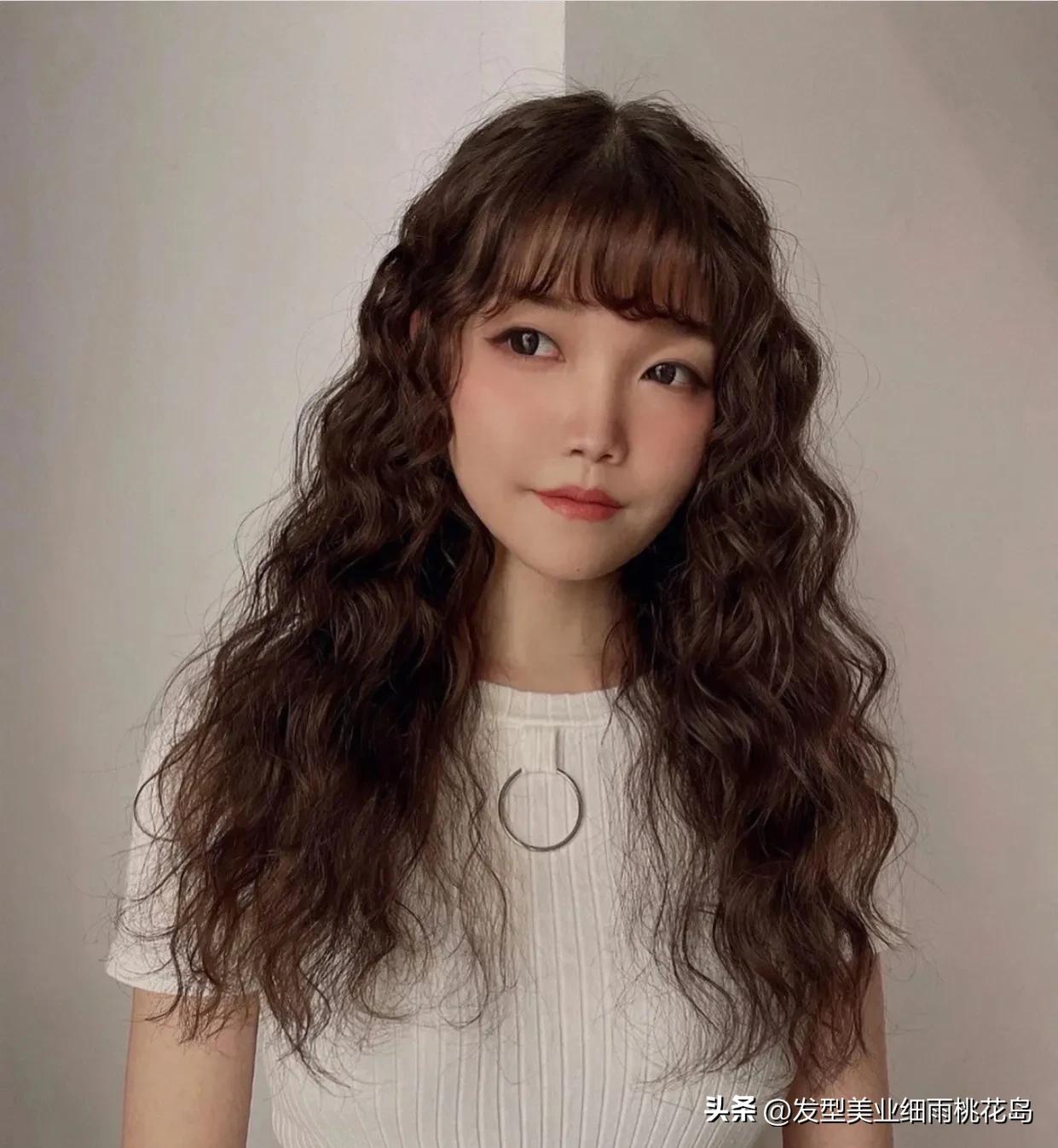 30岁洋气的超短发满头烫小卷,洋气全烫短发满头小卷