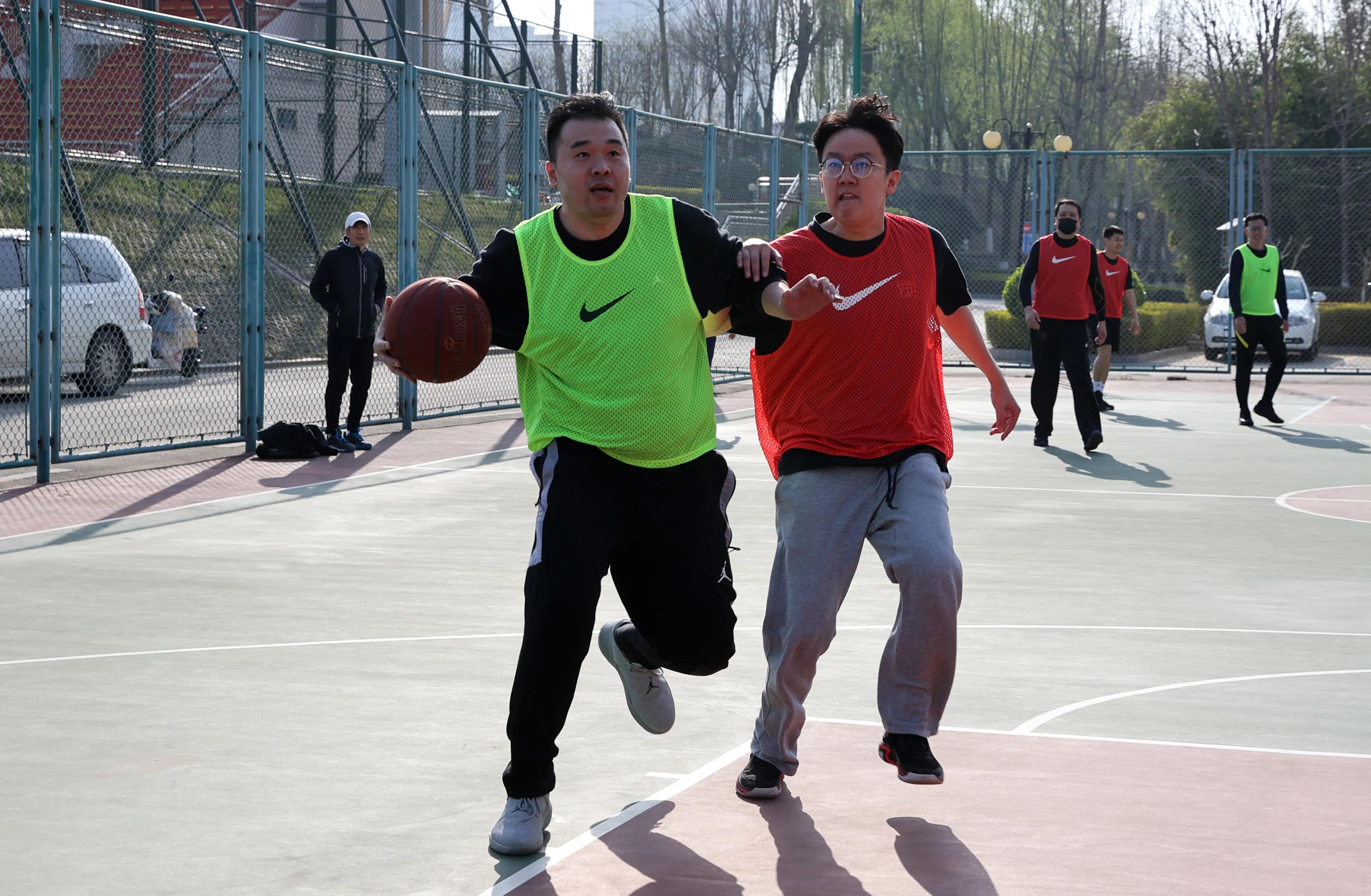 “团结拼搏、奋勇争先”俱乐部举办首届职工篮球比赛