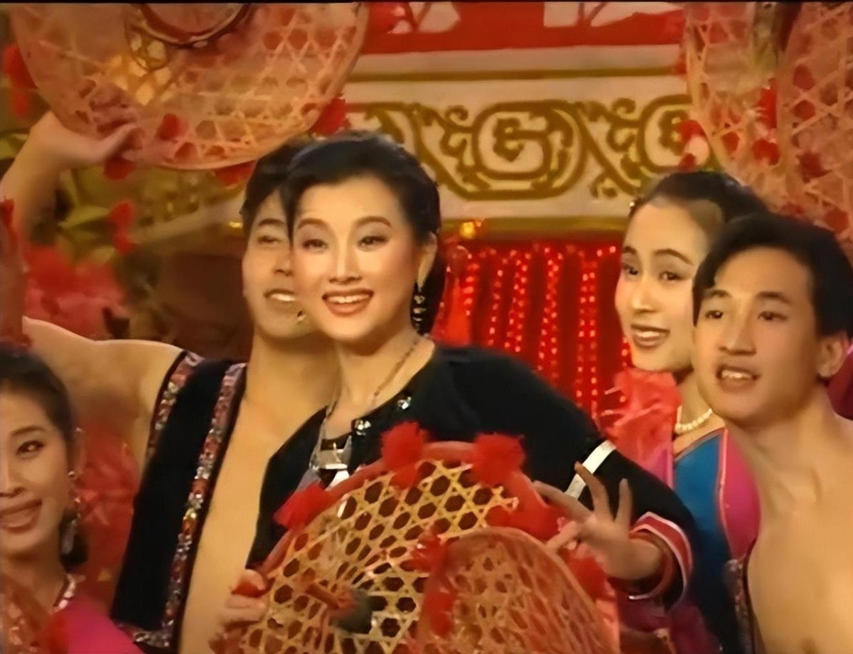 歌唱家*祖英宋**:和丈夫分居8年，39岁高龄产子，57岁身材好似少女